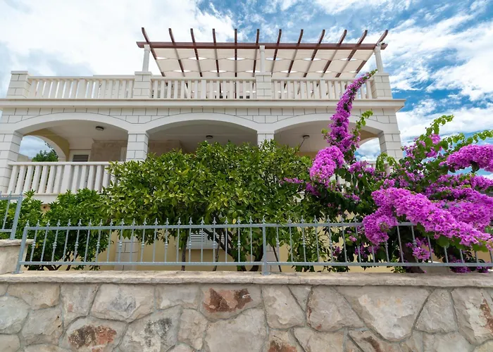 Villa Modern Near The Sea