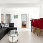 빌라 Modern Near The Sea
