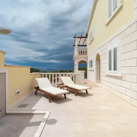 Modern Near The Sea فيلة